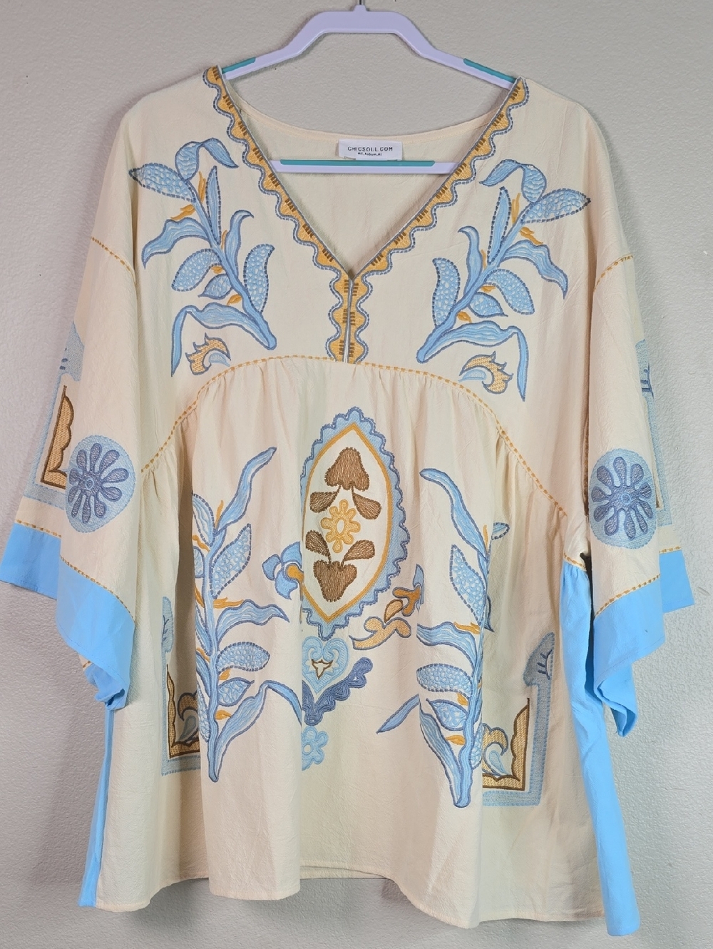 Chic Soul Embroidered Boho V-Neck Women’s Top in Cream and Light Blue Size 2X .